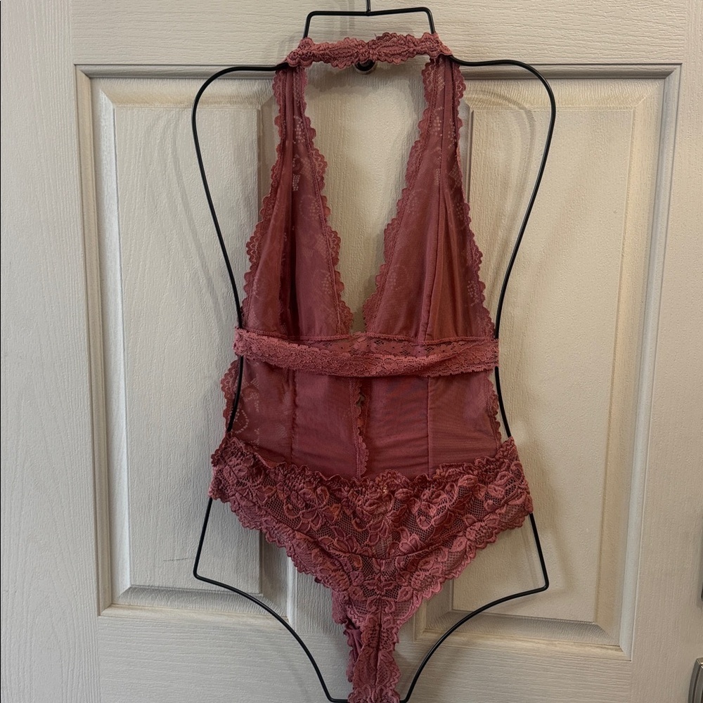 Forever 21 Lace Halter Bodysuit in Mauve - Picture 3 of 4